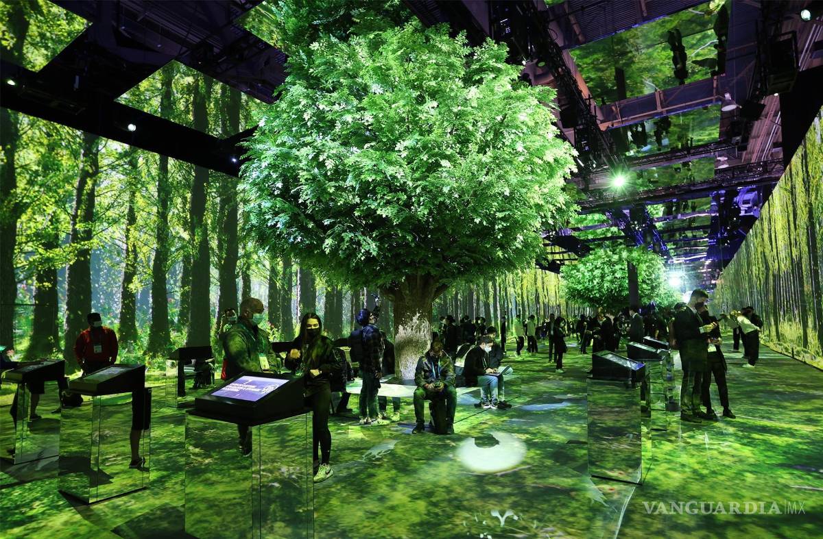 $!Visitantes miran alrededor del Green Forest Pavilion de SK para reducir las emisiones de carbono. EFE/EPA/Caroline Brehman