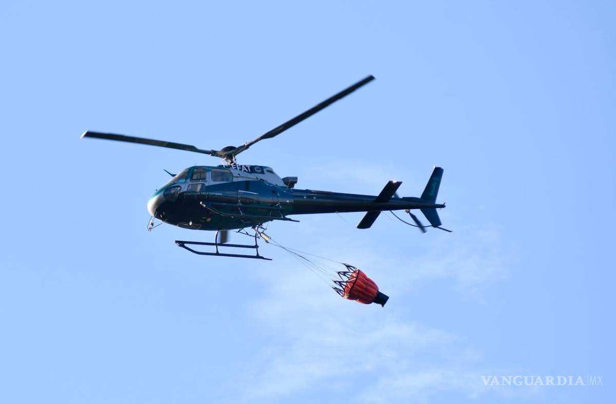 $!Un helicóptero está siendo usado para combatir el fuego, este lunes se incorporará uno más.
