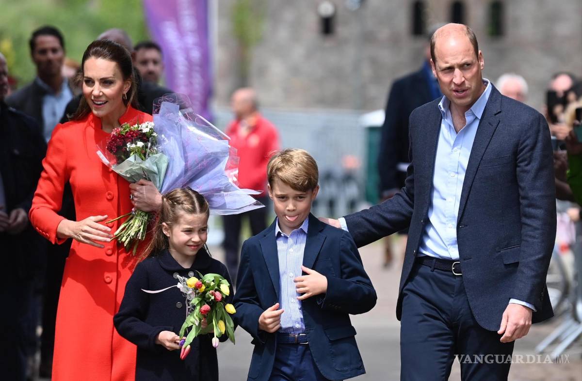 $!Catherine, duquesa de Cambridge, princesa Charlotte, príncipe George y el príncipe William, duque de Cambridge, parten del castillo de Cardiff.