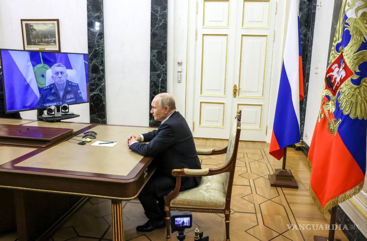$!El general Sergei Karakaye, comandante de las Tropas de Misiles Estratégicos informa al presidente ruso Vladimir Putin del exitoso lanzamiento de prueba de un misil balístico intercontinental (ICBM) Sarmat.