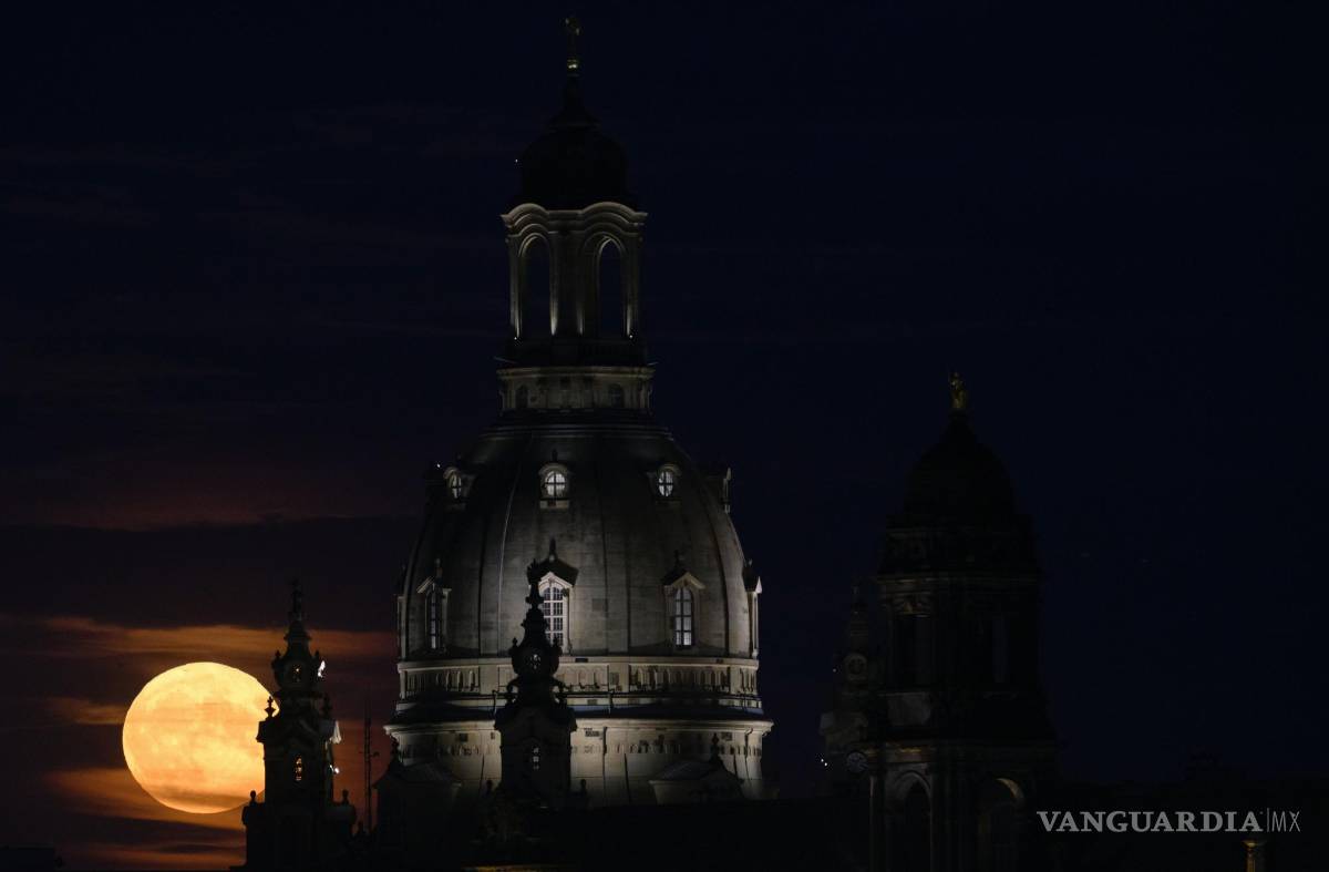 $!La luna llena, detrás del Frauenkirche en Dresde, Alemania. El 13 de julio de 2022. La luna está muy cerca de la Tierra, por eso recibe el nombre de superluna.