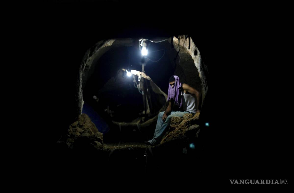 $!Un trabajador palestino descansa dentro de un túnel de contrabando en Rafah, en la frontera entre Egipto y el sur de la Franja de Gaza, el 30 de septiembre de 2013.