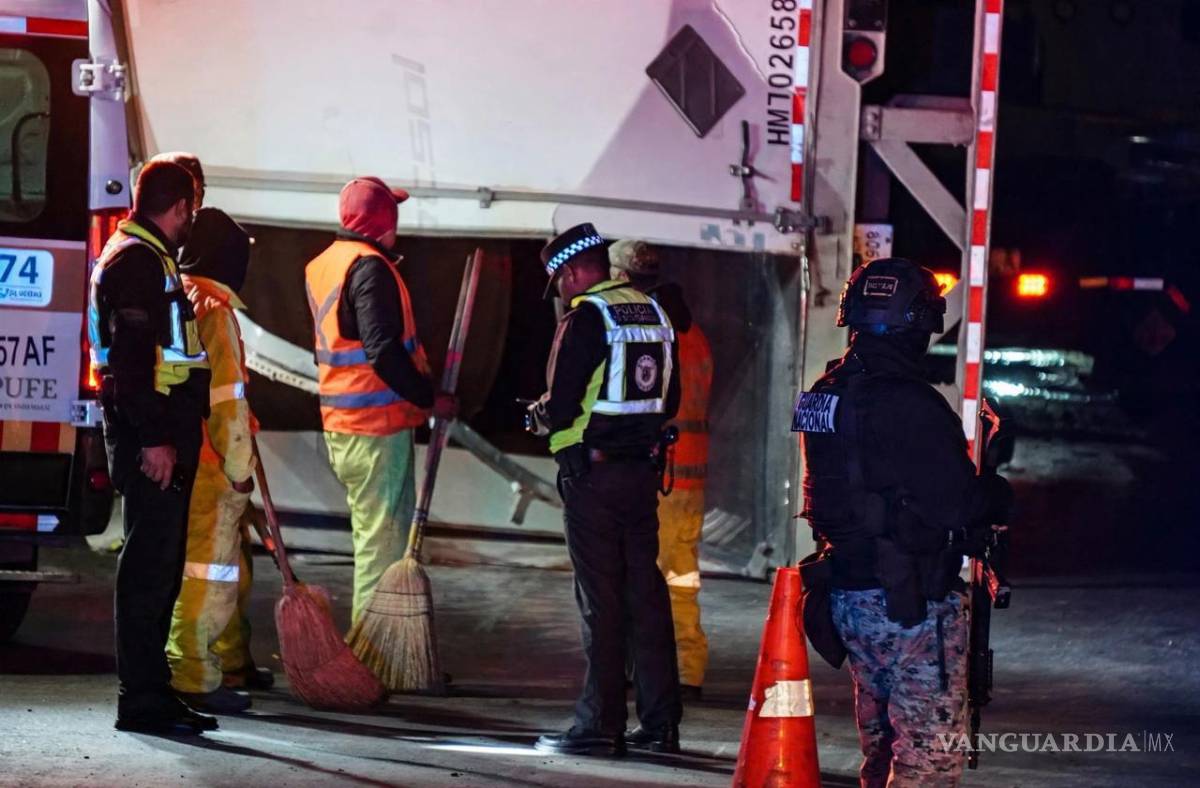 $!La unidad quedó atravesada sobre la carretera, por lo que fue necesario cerrar parcialmente la circulación durante las maniobras.