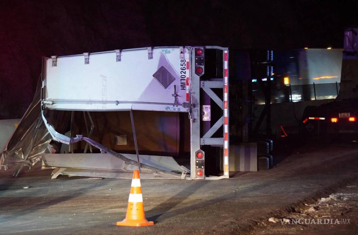 $!Las maniobras para retirar el tráiler y limpiar la carretera se prolongaron durante aproximadamente cinco horas.