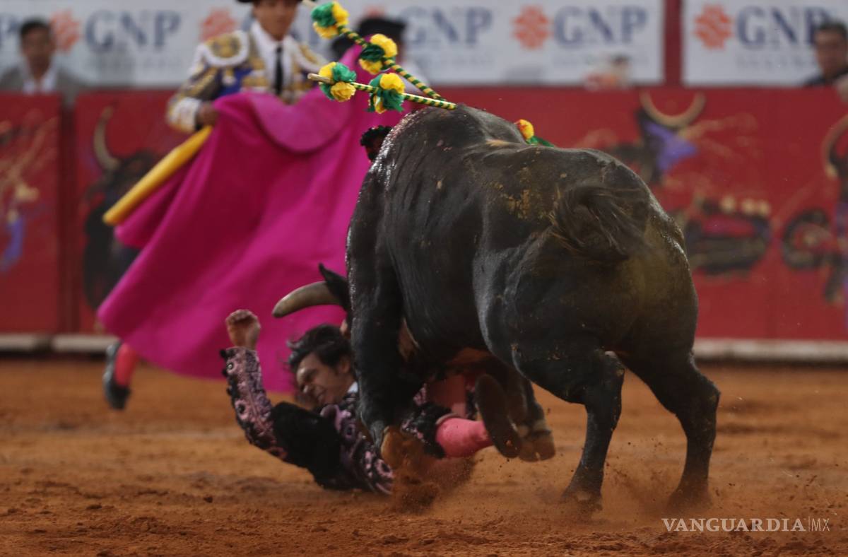 $!Accidentada tradicional corrida guadalupana en la Plaza México