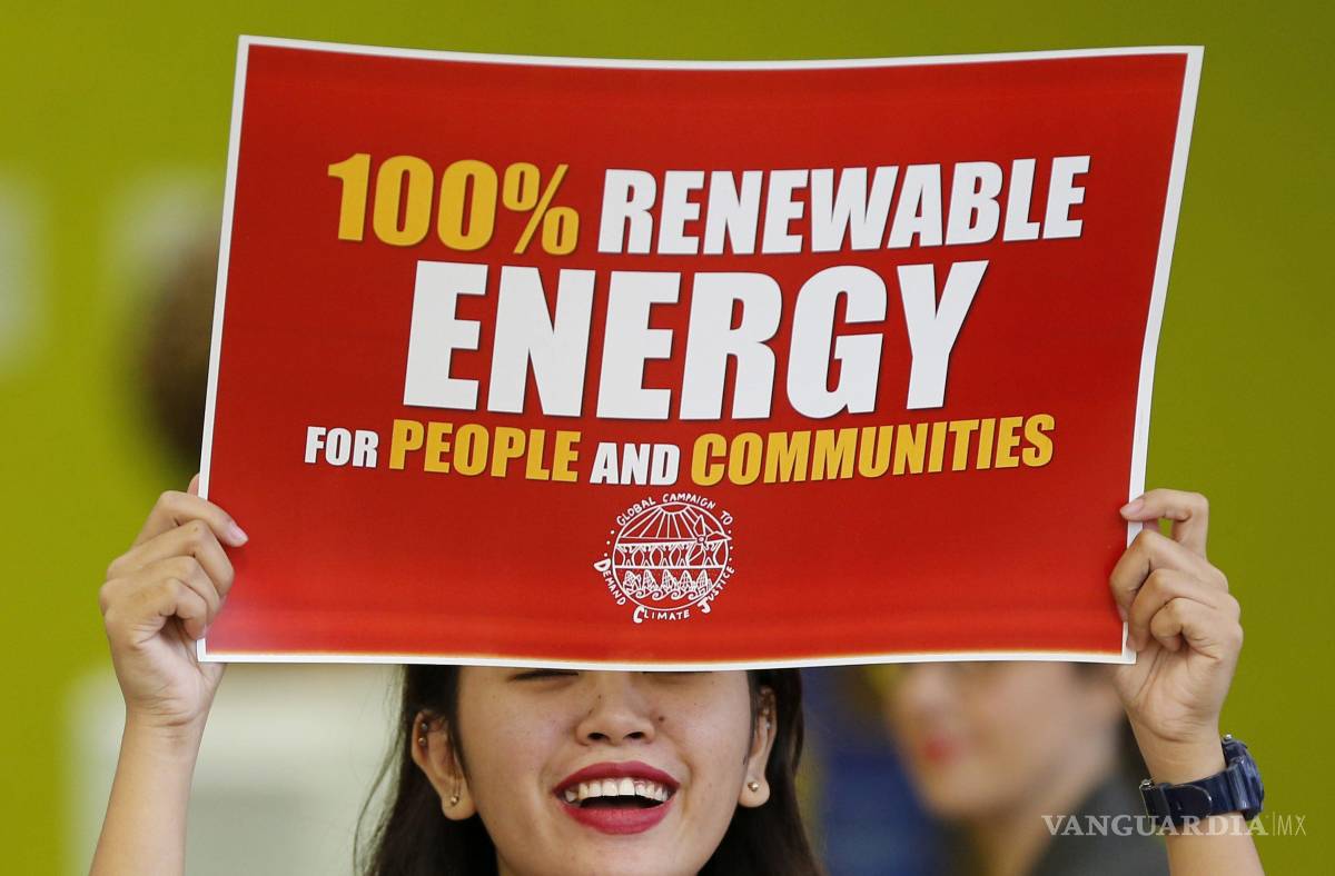 $!Una mujer sostiene un cartel que dice: energía 100 por cien renovable para las personas y las comunidades.