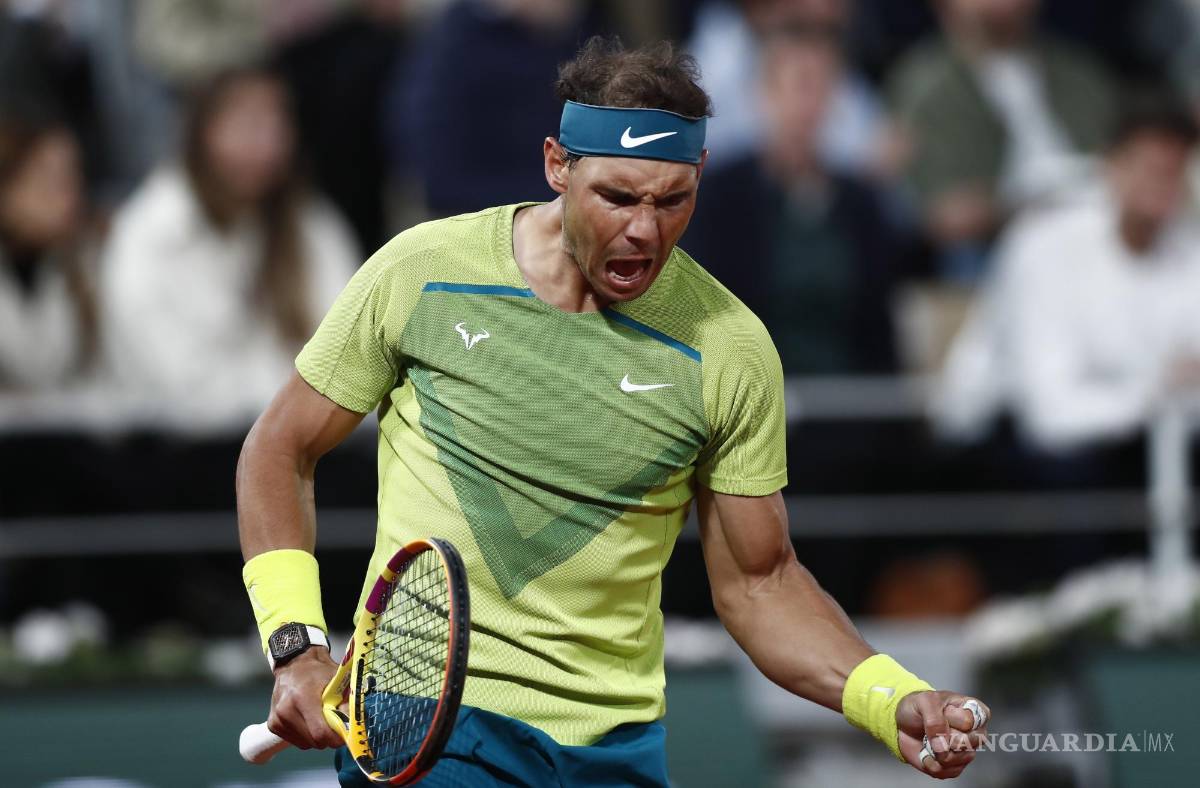 $!Rafael Nadal reacciona mientras juega contra Novak Djokovic en su partido de cuartos de final masculino durante el torneo de tenis Abierto de Francia.