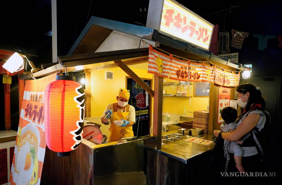 $!Una mujer prepara fideos instantáneos en el ‘Bazar de los fideos’ del Museo Cup Noodles en Yokohama, Japón. EFE/EPA/Franck Robichon