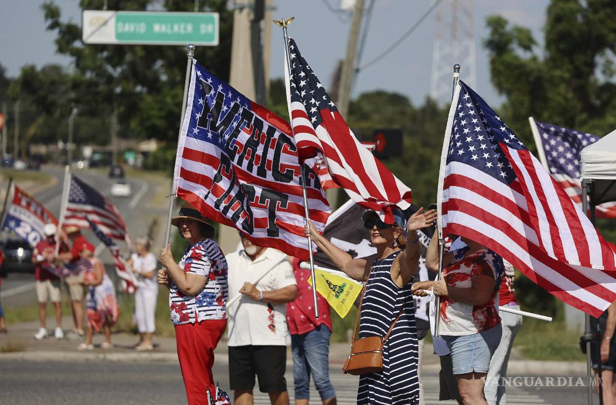 $!En diversas ciudades de EU, simpatizantes de Trump salieron a las calles para expresarle su apoyo por el veredicto en su contra.