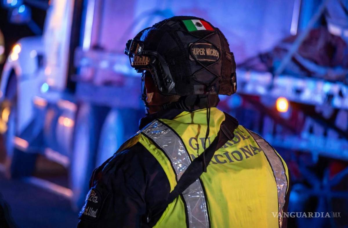 $!Elementos de la Guardia Nacional acudieron al lugar para abanderar la zona mientras se atendía el accidente.