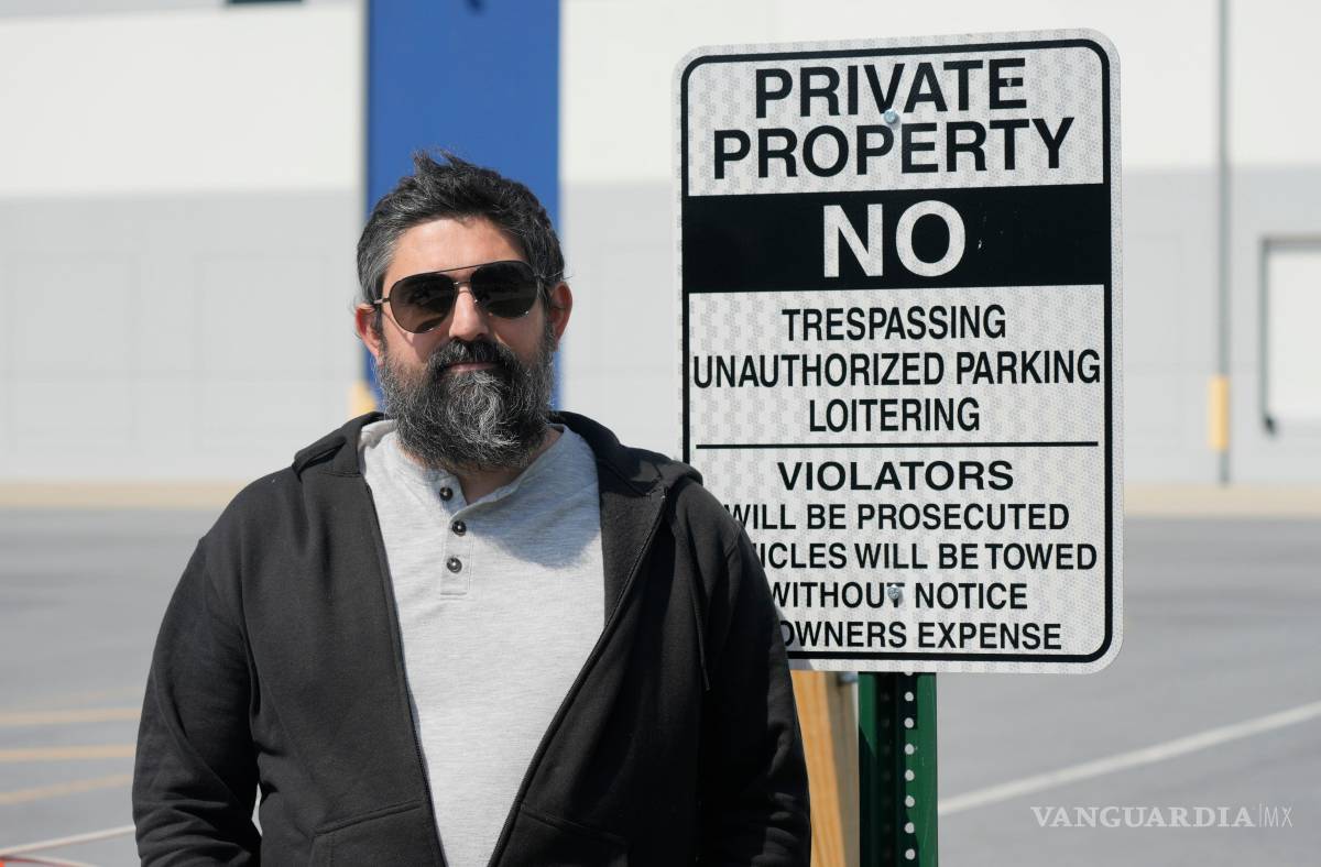 $!El activista Patrick Dattilio se encuentra frente a un centro de detención propuesto por el ICE en Williamsport, Maryland.