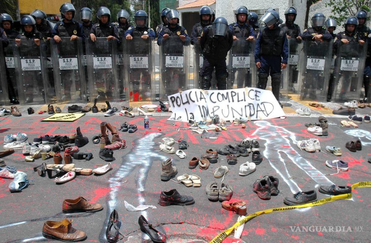 $!27 de mayo de2006. Hijos de desaparecidos políticos acudieron a manifestarse frente a la casa del expresidente Luis Echeverría por su presunta participación.