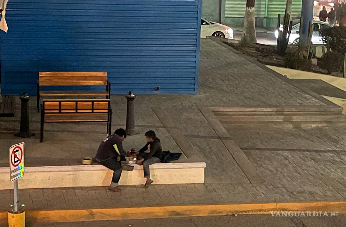 $!En algunos casos se observa a familias completas quienes se dedican al comercio informal, siendo los niños los encargados de pedir dinero o vender mercancía, y los padres recolectan las ganancias.