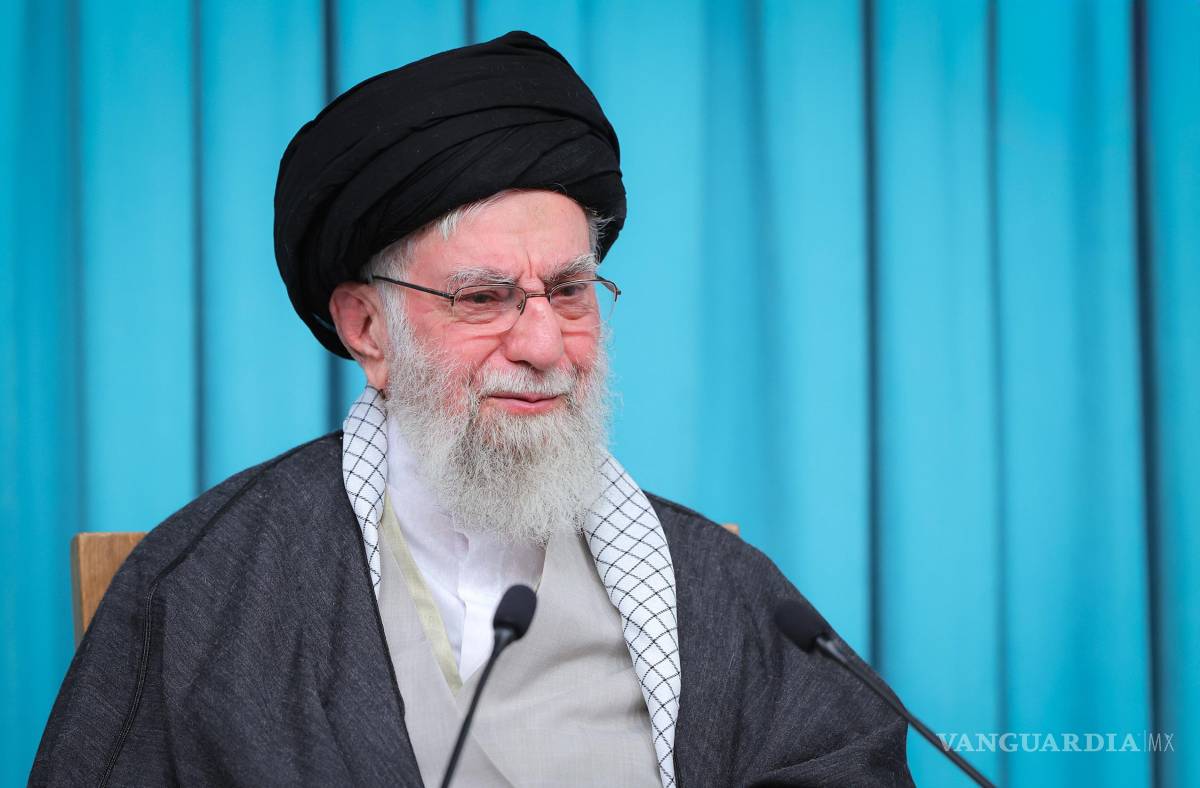 $!El líder supremo iraní, el ayatolá Ali Khamenei, habla en un discurso televisado. El domingo se reimpondrán las sanciones de ONU al país a través del “snapback”.
