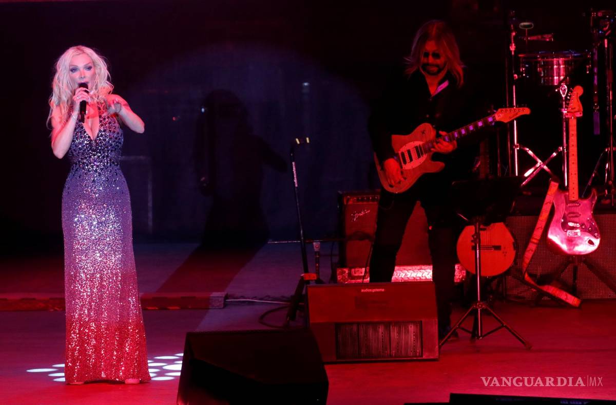 $!Con más de 41 millones de discos vendidos en su esplendorosa y brillante carrera, “La Pareja Ideal” no pudo faltar y la Diva de Divas se adueñó de la noche.