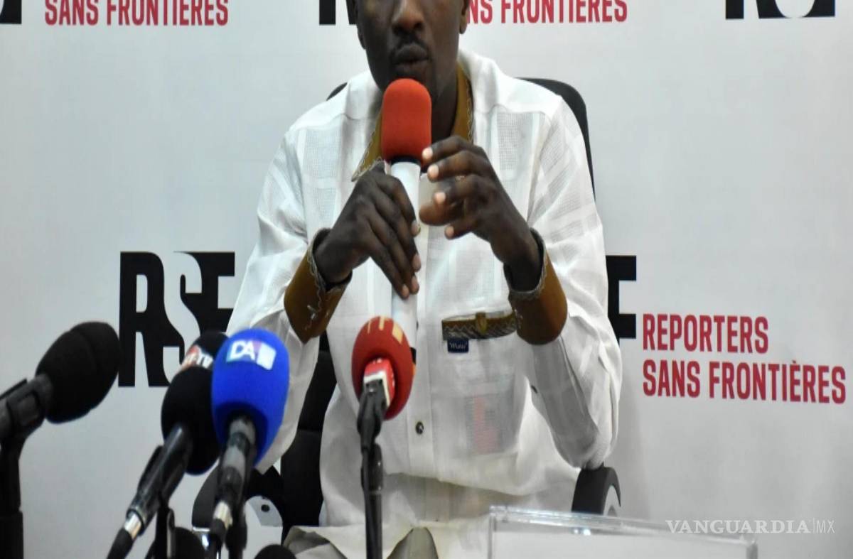 $!El periodista burkinesa Atiana Serge Oulon habla en una conferencia de prensa en Dakar, Senegal, el 3 de abril de 2023.