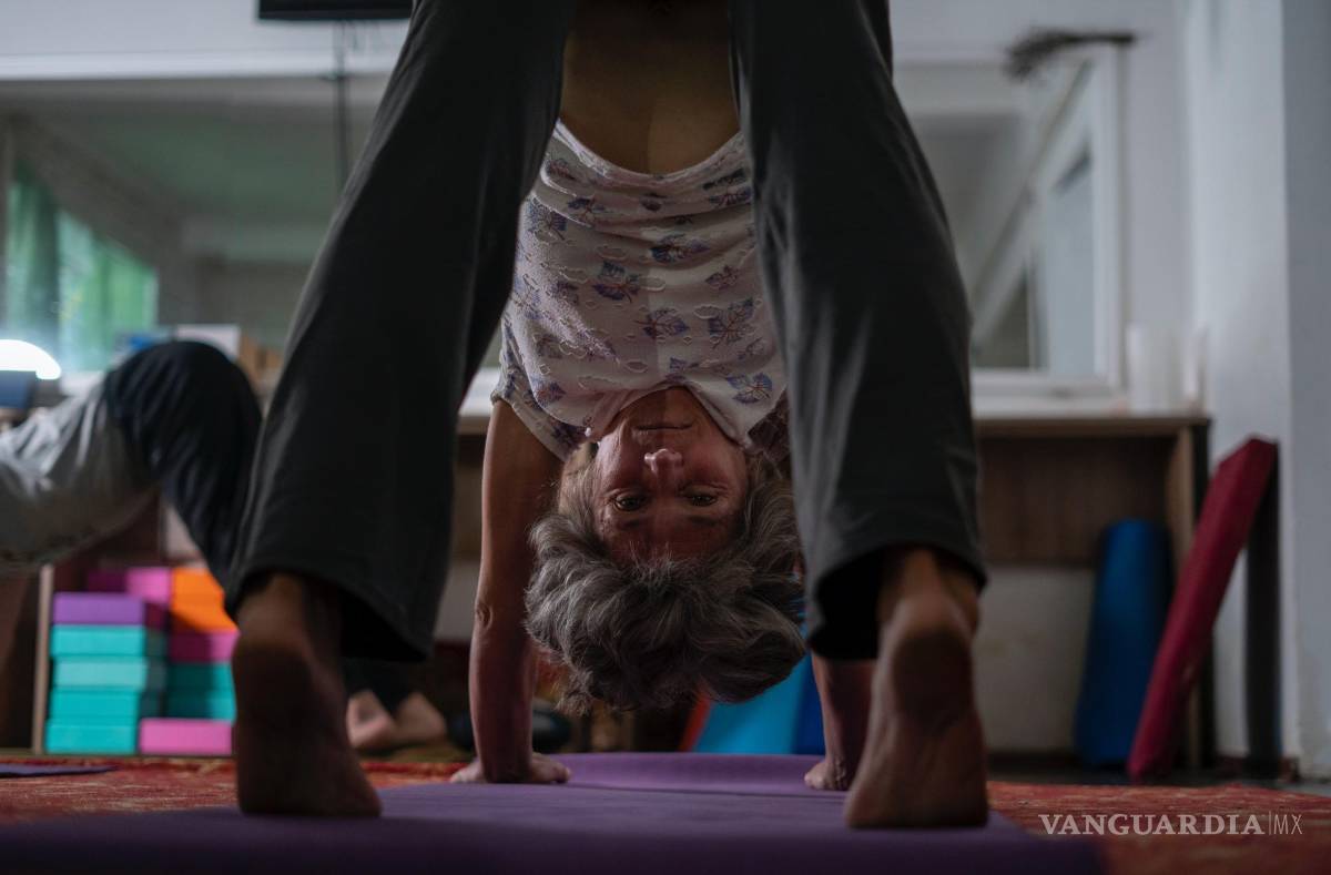 $!Una mujer practica yoga en un sótano en Kramatorsk, región de Donetsk, Ucrania.