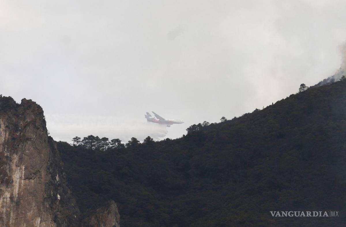 $!Saltillo, Coahuila 19 de mayo de 2022.-El avión DC-10 de EU descargó el retardante sobre las llamas del incendio forestal en la Sierra de Zapaliname.