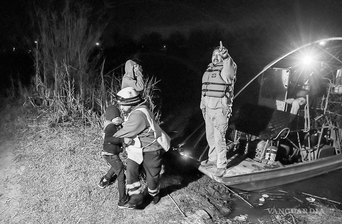 $!Salvan a 5 migrantes que cruzaban el río Bravo; Autoridades mexicanas los rescatan