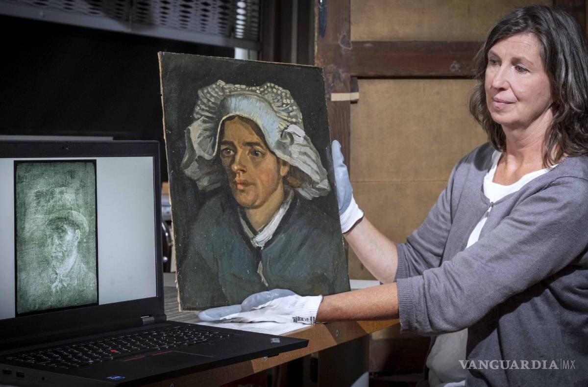 $!La conservadora sénior Lesley Stevenson ve la “Cabeza de una campesina” junto con una imagen de rayos X del autorretrato oculto de Van Gogh.