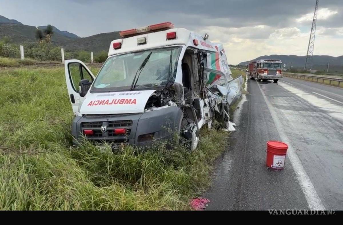 $!El fuerte impacto dejó daños severos en la ambulancia y lesiones a su personal.
