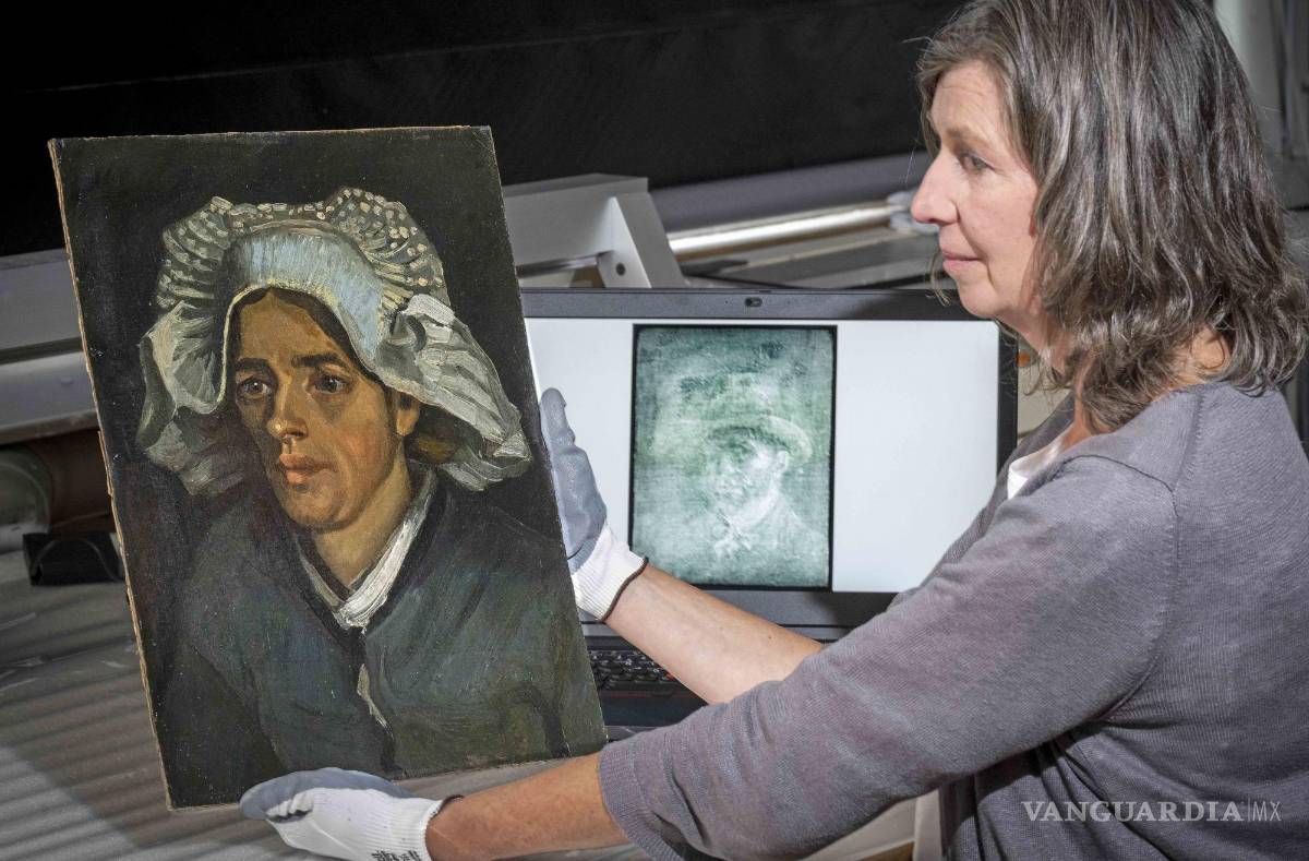 $!La conservadora sénior Lesley Stevenson ve la “Cabeza de una campesina” junto con una imagen de rayos X del autorretrato oculto de Van Gogh.
