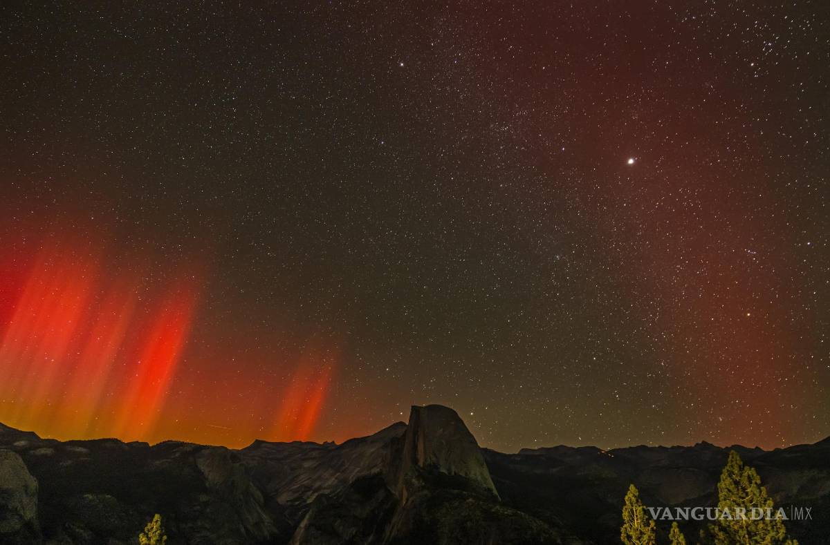 $!Las auroras boreales se vieron con mayor claridad en la parte norte del continente, en imagen el Yosemite National Park, California.