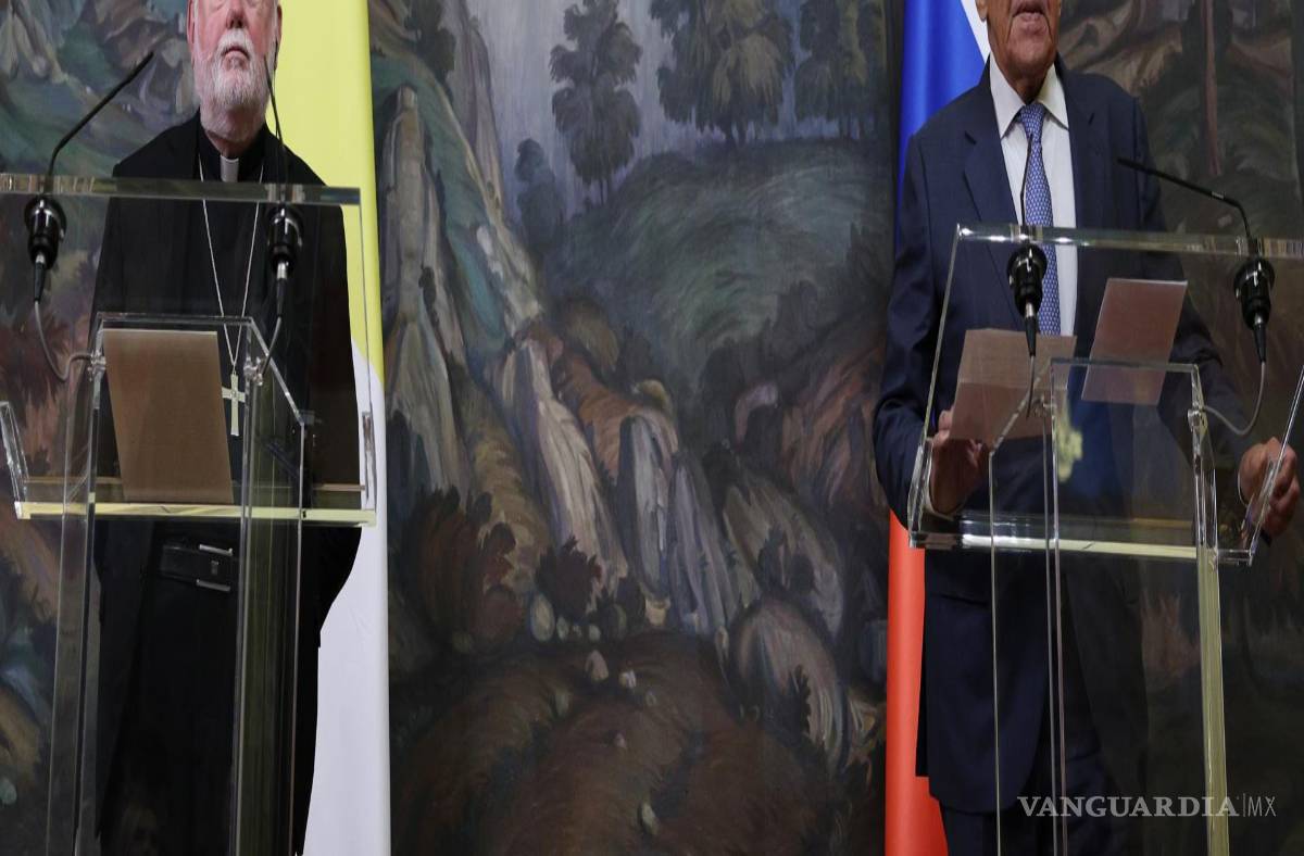 $!El ministro de Asuntos Exteriores de Rusia, Serguéi Lavrov y el arzobispo Paul Richard Gallagher, enviado del Vaticano en una conferencia de prensa en Moscú.