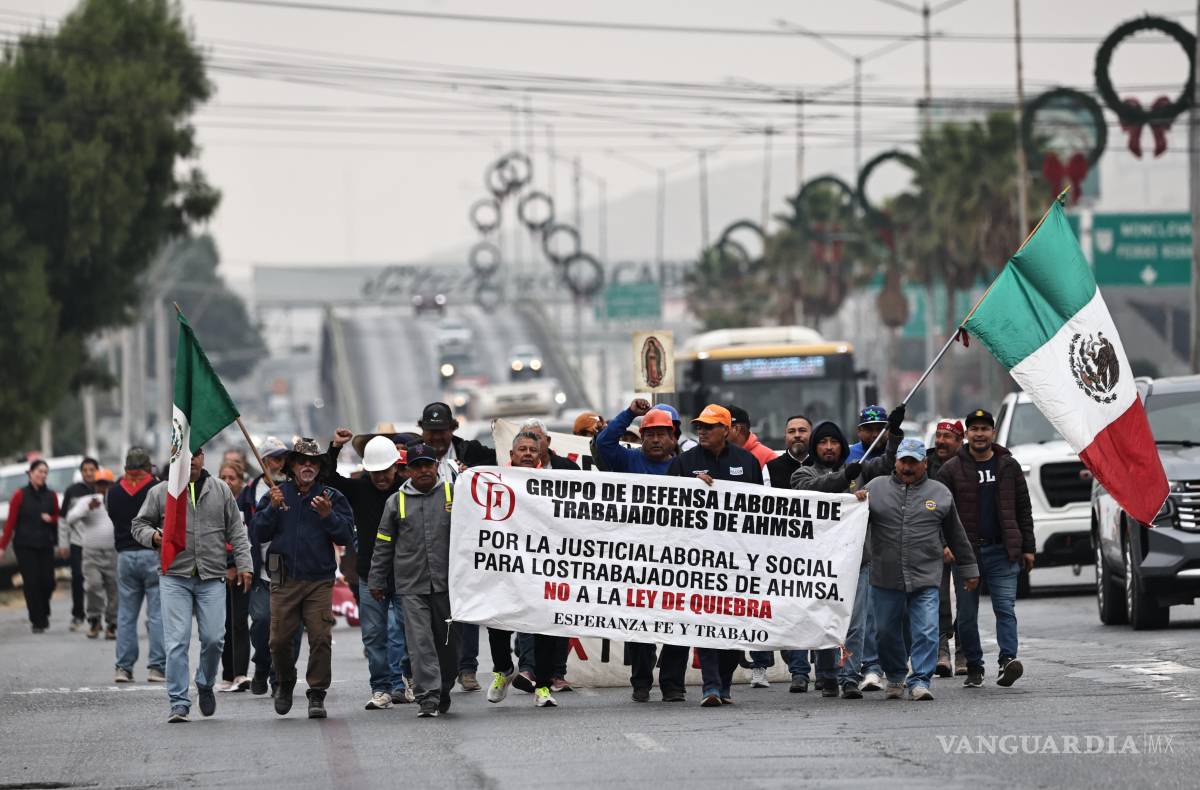 $!Trabajadores de AHMSA durante la marcha kilométrica hasta la ciudad de Saltillo para exigir sus derechos laborales.
