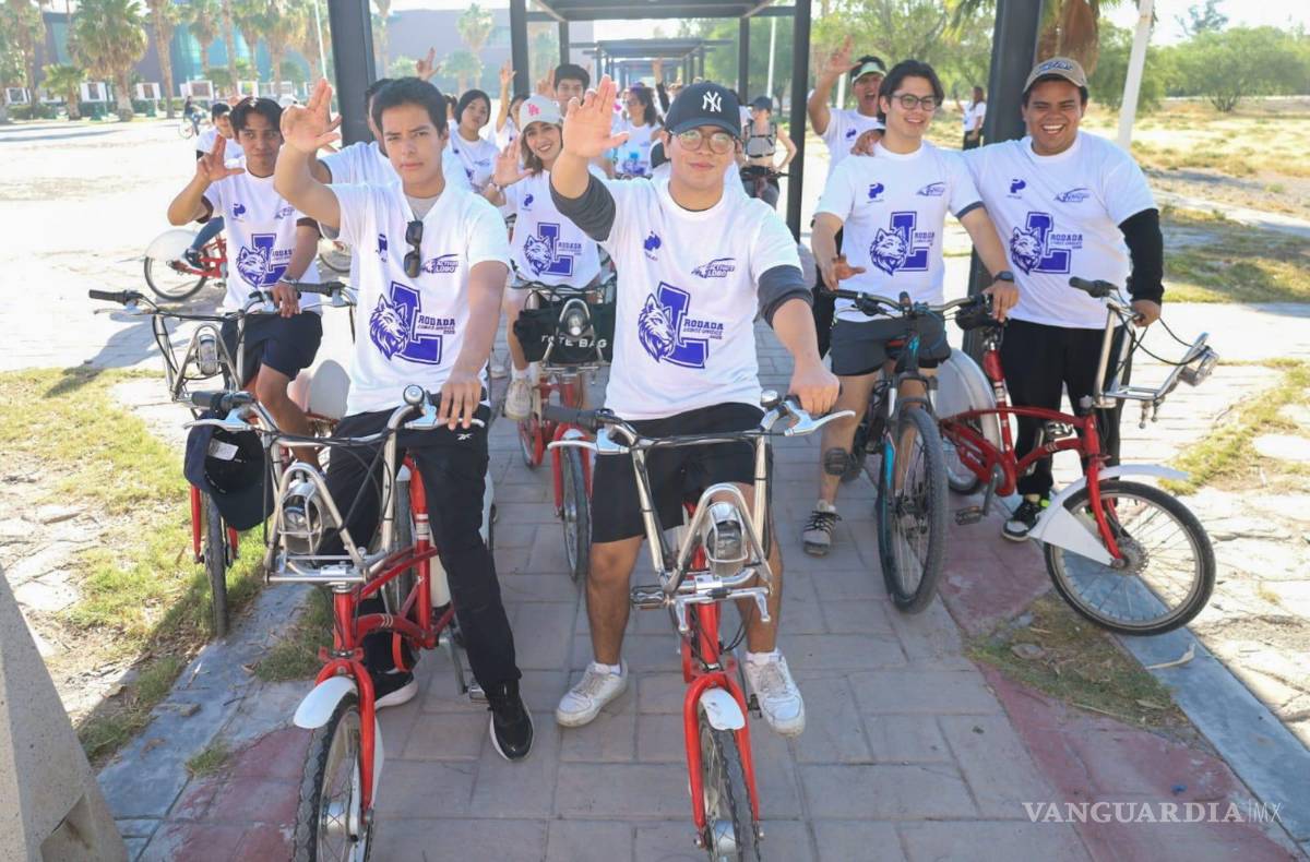 $!Alrededor de 200 participantes recorrieron las principales vialidades de Torreón durante la rodada universitaria.