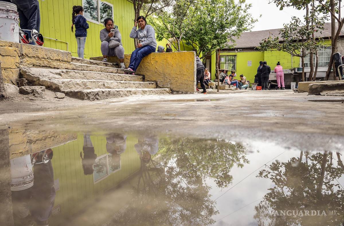 $!Migrantes permanecen en un albergue en Tijuana, Baja California (México).