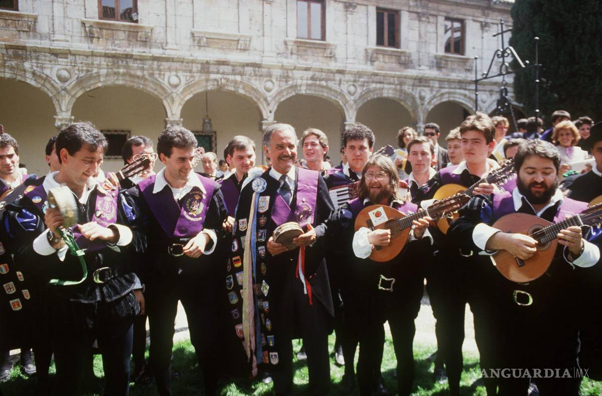 $!El escritor mexicano, Carlos Fuentes, celebrando con la tuna complutense el premio Cervantes en Madrid.
