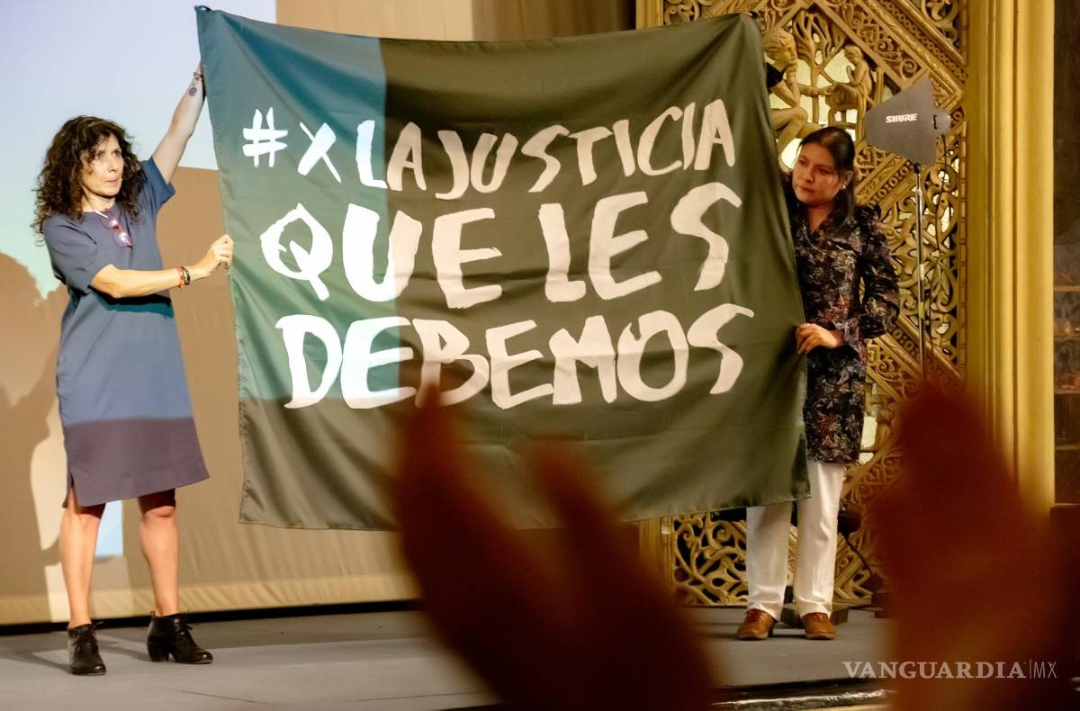 $!Durante el discurso de Ileana Diéguez se realizó esta acción de protesta, con el apoyo de Alicia Laguna e Itandehui Méndez, miembros de la Dirección Artística.