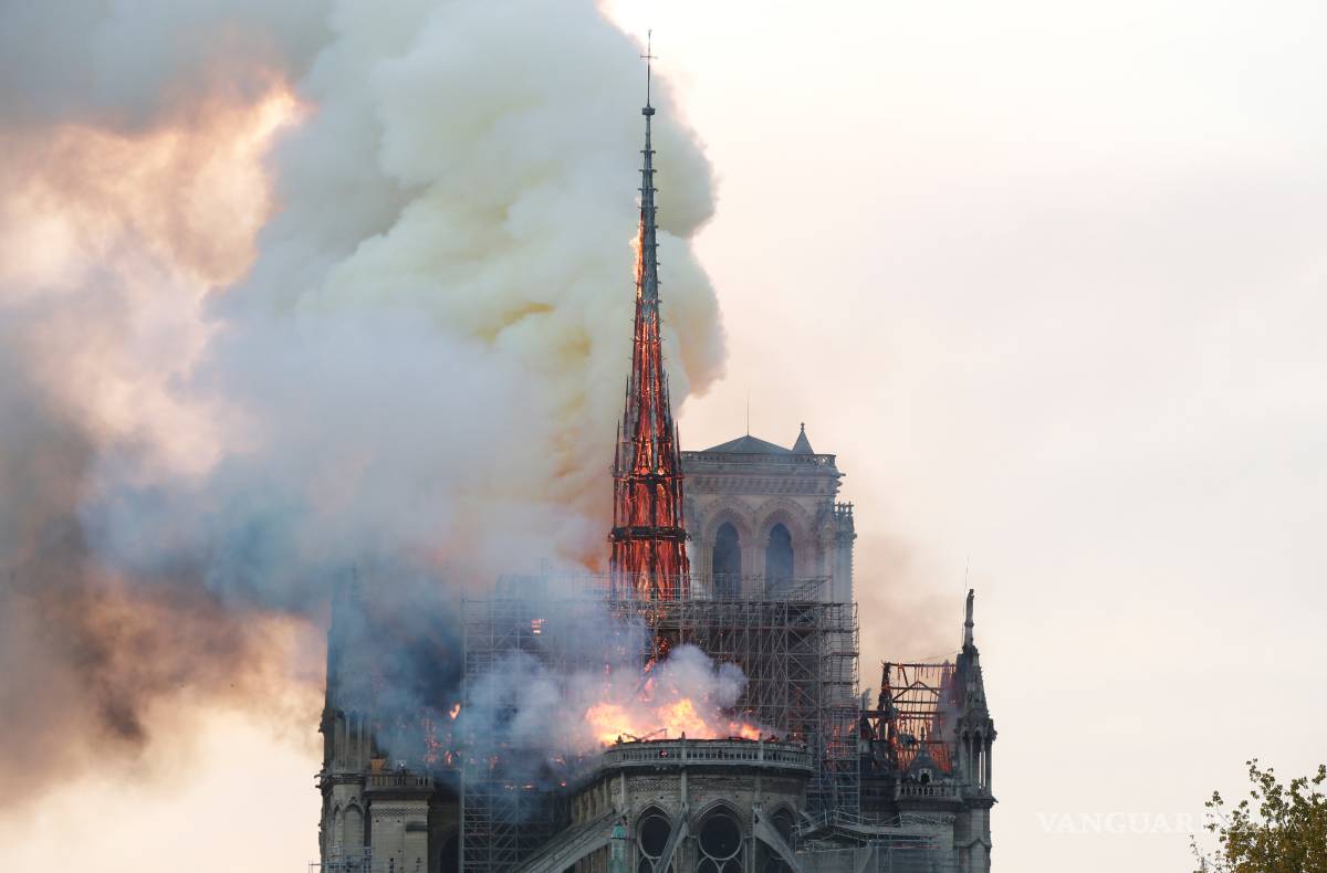 $!Catedral de Notre Dame en el centro de París es devorada por las llamas (fotogalería)