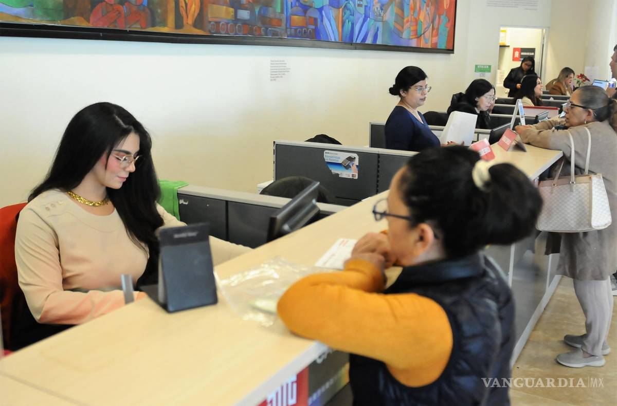 $!Las cajas municipales registraron movimiento constante durante el primer día de cobro.