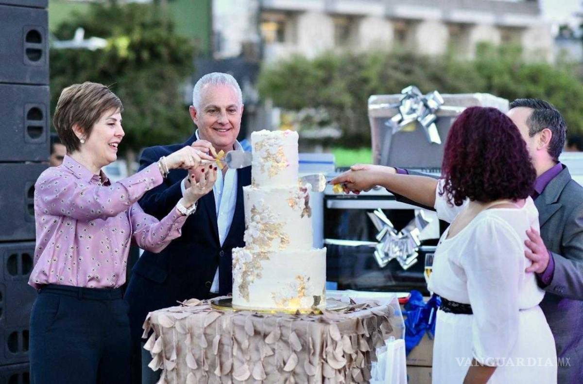 $!La señora Selina Bremer deseó a los nuevos matrimonios que se mantengan unidos y contribuyan al fortalecimiento de la sociedad.