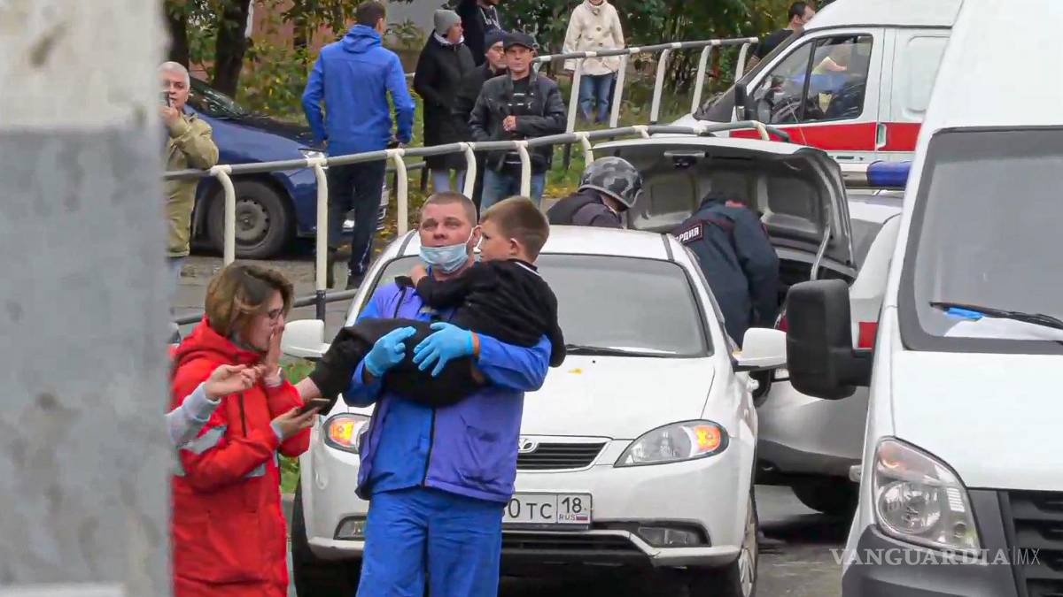 Hombre armado entra a una escuela y mata a 15 personas en Rusia