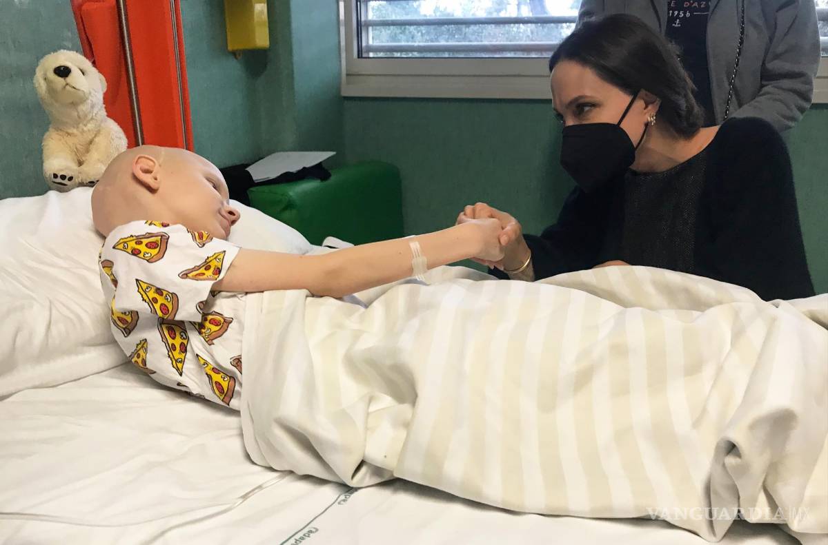 $!La actriz y activista estadounidense Angelina Jolie visitó por sorpresa a los niños ucranianos ingresados en el hospital Bambino Gesú de Roma.