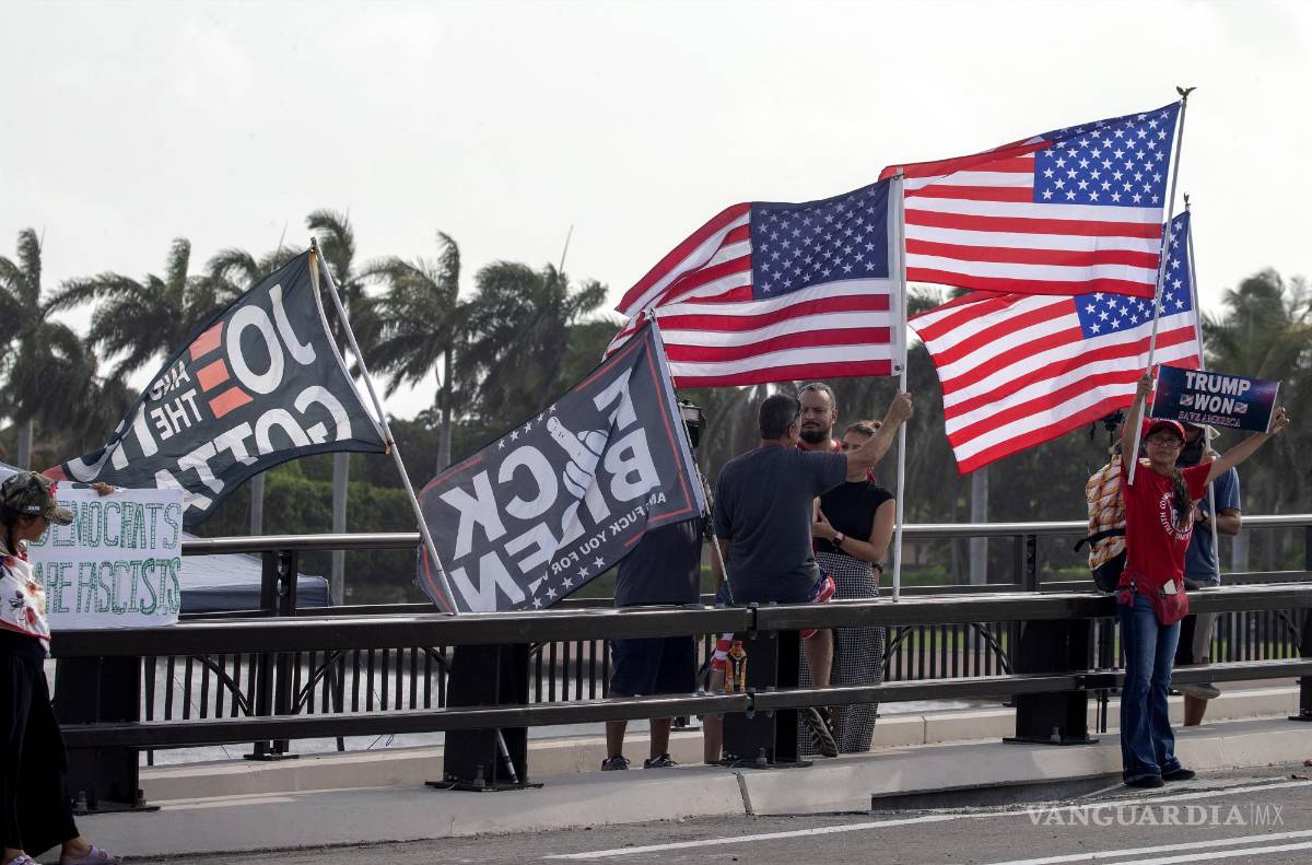 $!Partidarios del expresidente Donald Trump frente a la residencia de Trump en Mar-a-Lago en Palm Beach, Florida.