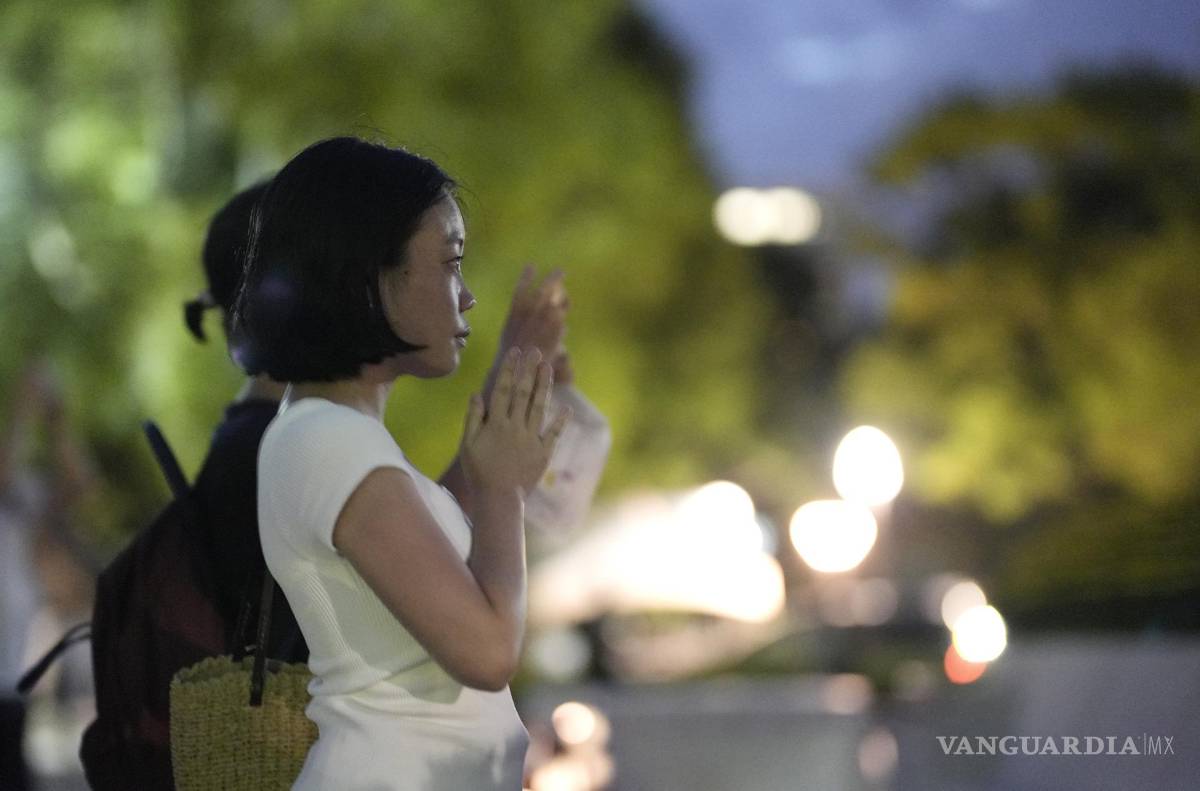 $!Una mujer reza en el Parque Conmemorativo de la Paz. En 1945, EU lanzó dos bombas nucleares sobre las ciudades de Hiroshima y Nagasaki.