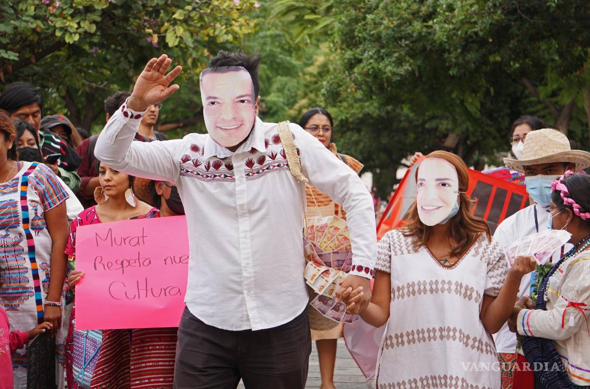 $!Artesanas e indígenas participan en una protesta contra el gobernador de Oaxaca, Alejandro Murat, en Mitla, estado de Oaxaca (México).