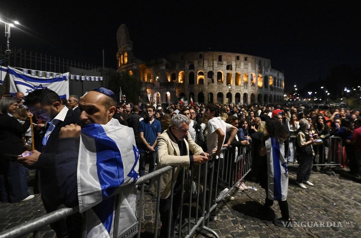 $!La gente participa en una procesión con antorchas organizada por Il Foglio para Israel cerca del Arco di Tito en Roma, Italia.