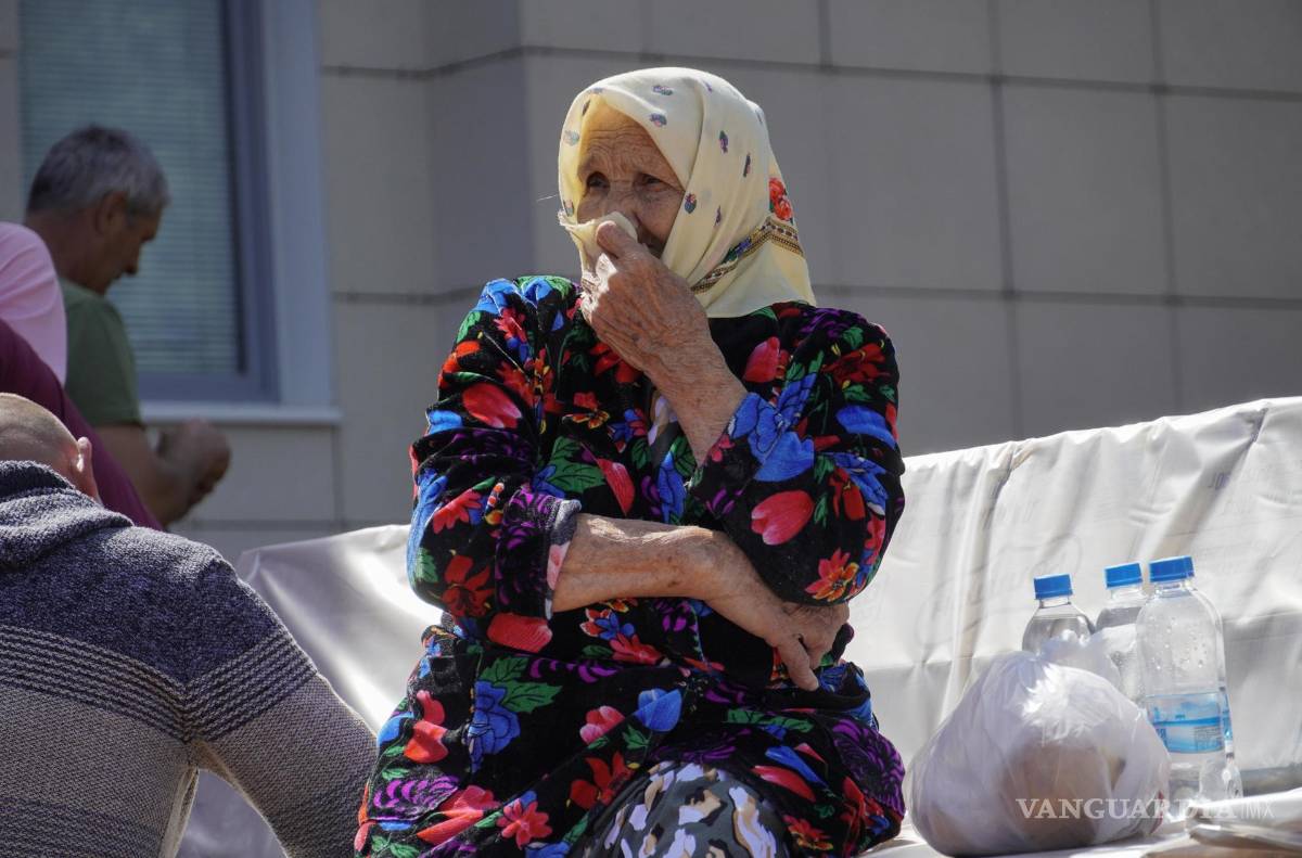 $!Una mujer, evacuada de la frontera de la región de Kursk, recibe ayuda humanitaria a su llegada al centro de Kursk, Rusia.
