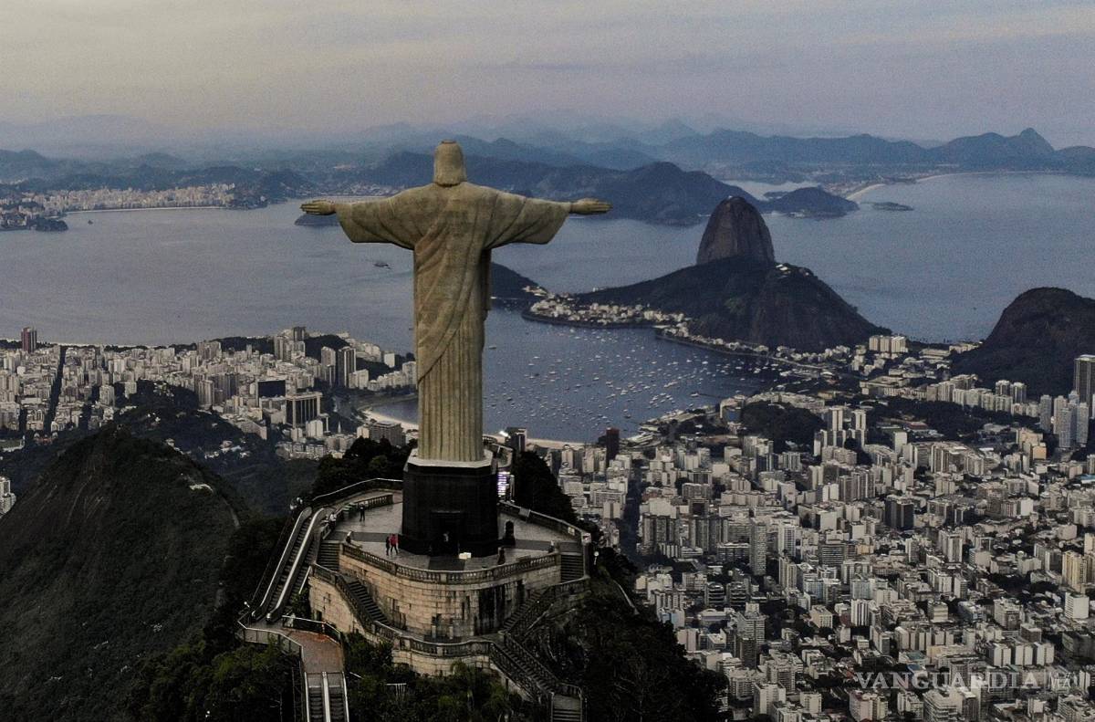 $!Fotografía de archivo fechada el 11 de enero de 2014 y tomada con un dron que muestra la estatua del Cristo Redentor, en Río de Janeiro (Brasil). EFE/Antonio Lacerda