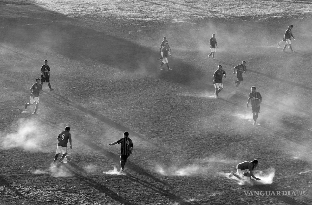 $!“Polvo”, jugadores de fútbol llanero en las periferias de Saltillo, Coahuila, la fotografía ganadora.