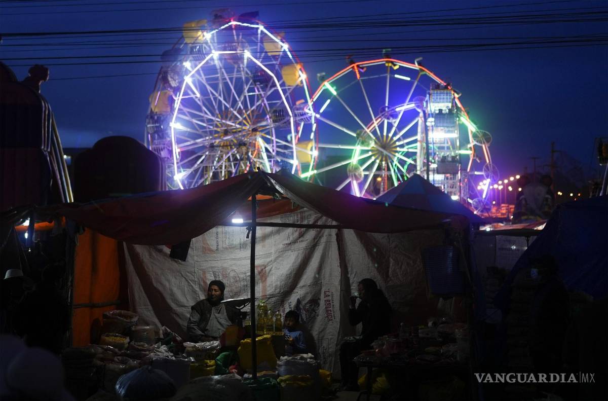 $!Un vendedor de verduras espera clientes en la Feria de Ramos, en El Alto, Bolivia, el 2 de abril de 2023.