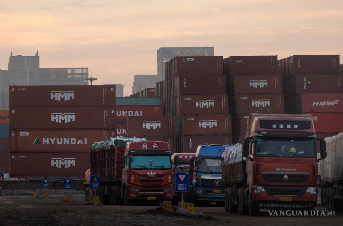 $!Contenedores de envío en el puerto de Tianjin. China comenzó a cobrar tarifas portuarias especiales por tonelada neta para los buques estadounidenses.