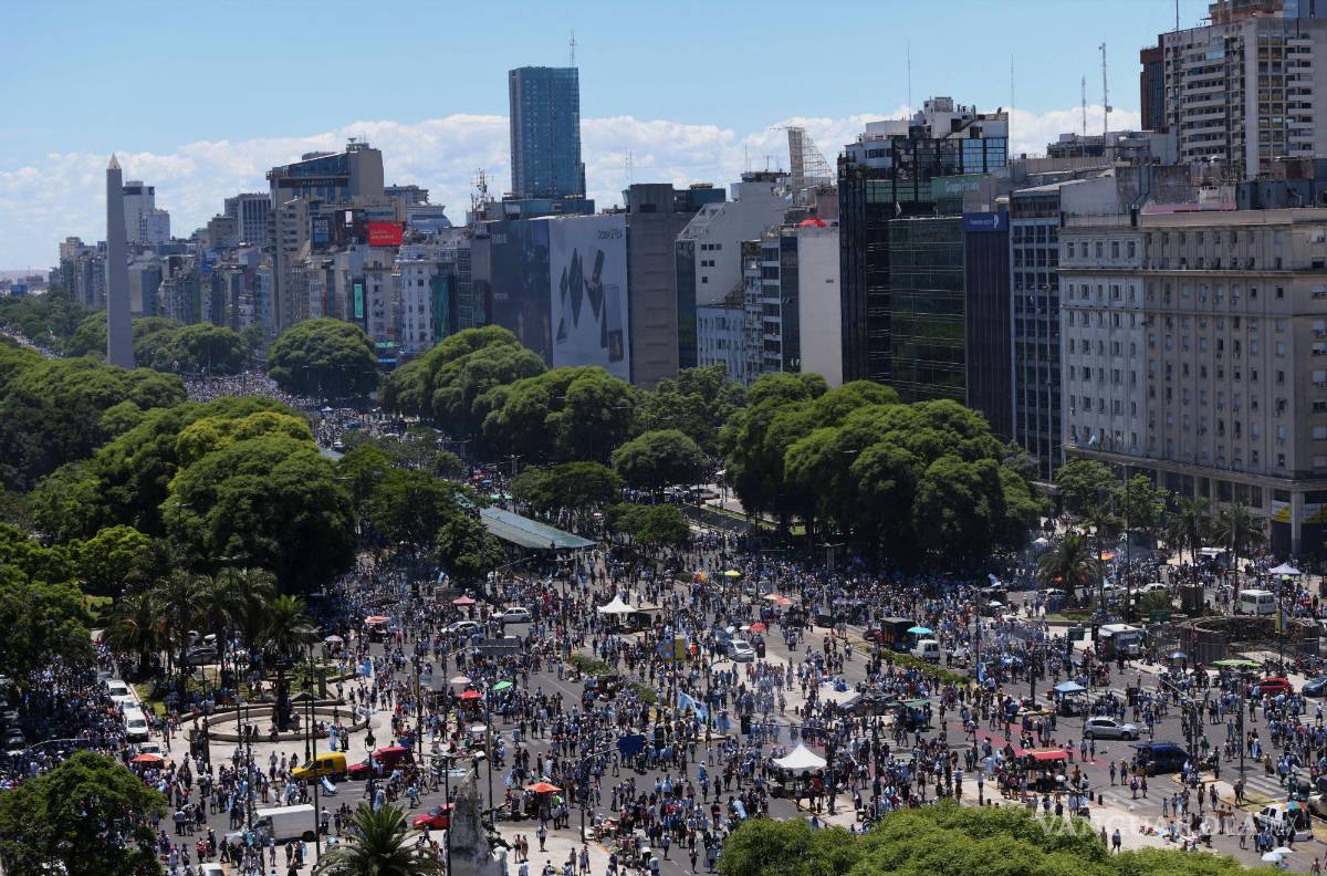 $!Seguidores de la selección de argentina se reúnen hoy, para la celebración de su victoria en el Mundial de Qatar 2022 en una calle de Buenos Aires, Argentina.