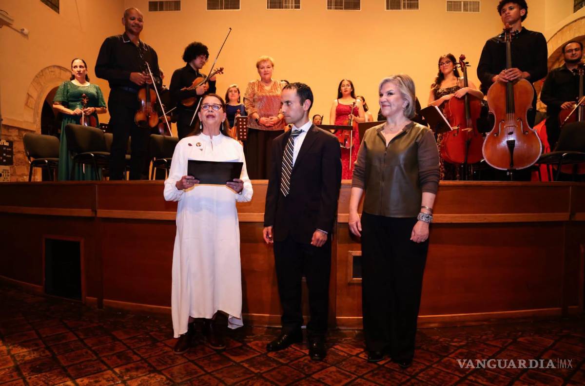$!Al terminar el concierto la directora del Instituto Municipal de Cultura, Mabel Garza, y la Secretaria de Cultura, Leticia Rodarte, le entregaron un reconocimiento al compositor David Reyes.