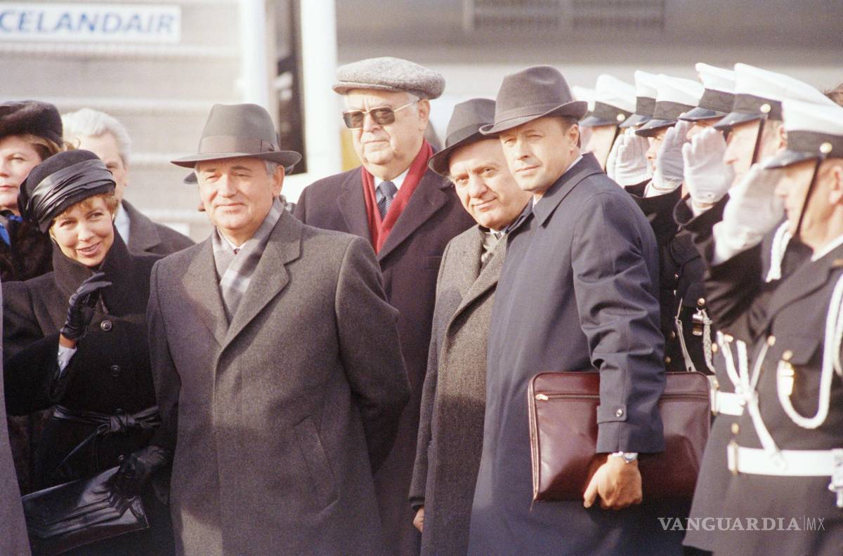 $!El líder soviético Mikhail Gorbachev llega al aeropuerto de Keflavik el viernes 9 de octubre de 1986 en Reykjavik, Islandia.